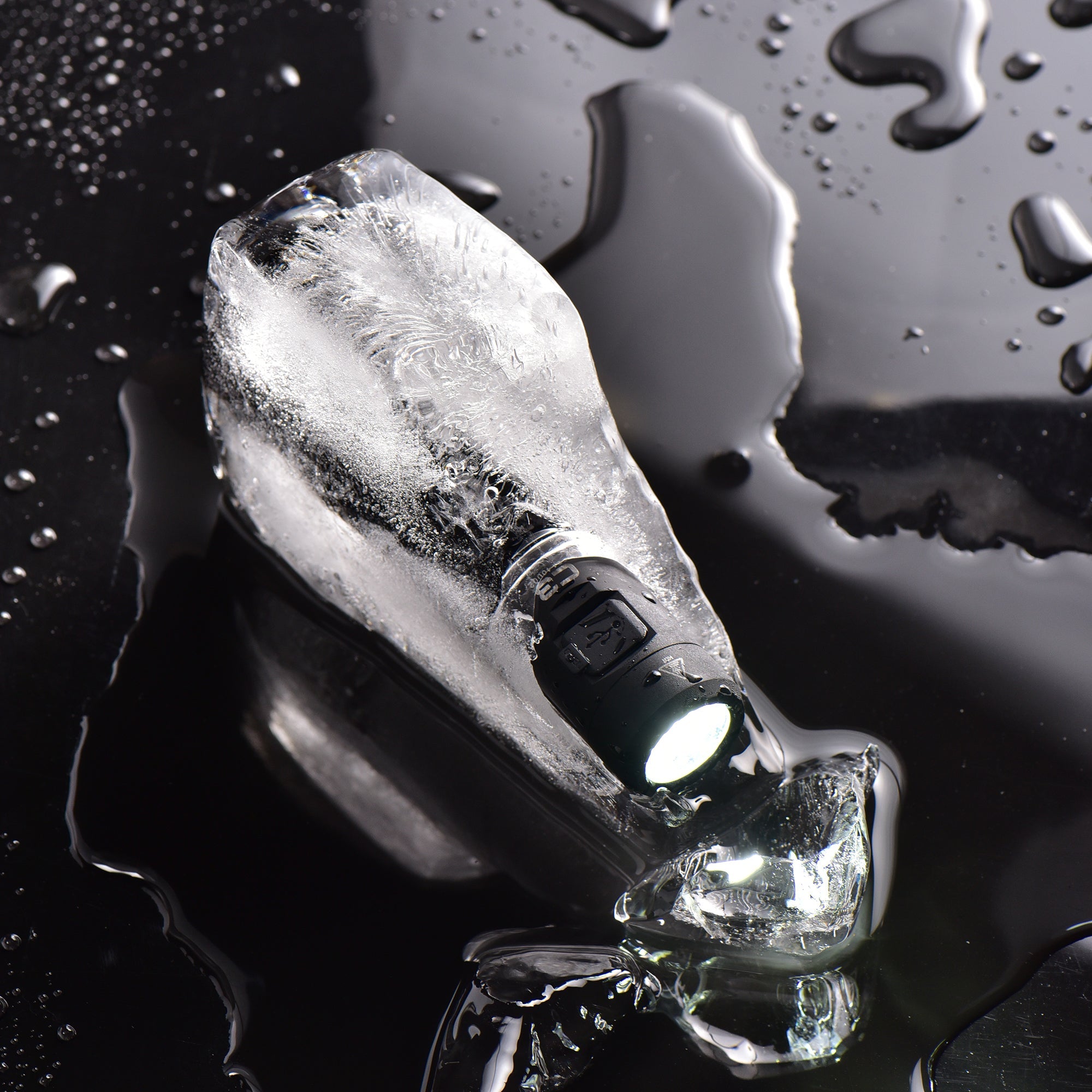 WUBEN C3 LED Lommelygte indlejret i is, demonstrerer IP68 vandtæt funktion og robust design.