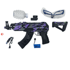 "AK Shark Gel Blaster i purple camouflage med tilbehør: batteri, oplader, vandflaske og beskyttelsesbriller."