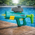 Aqua Strike Mp5 Green Elektronisk Power Vandpistol ved en swimmingpool.