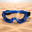 Blue Edge Eye Mask klar Glas på sandstranden, der kombinerer komfort og stil med klar glas.