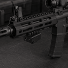 Green Precision Metal Edition til Gel Blaster close-up view of tactical rail with accessories.