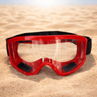 Red Eye Mask - Rød Beskyttelses Brille på sanden, sporty design med klare glas og justerbart bånd.