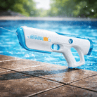 Shark E-Vandgevær ved poolen, klar til sommerleg med vandkampe og sjov.