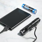 WUBEN C3 LED Lommelygte tilsluttet til en powerbank med genopladeligt batteri.